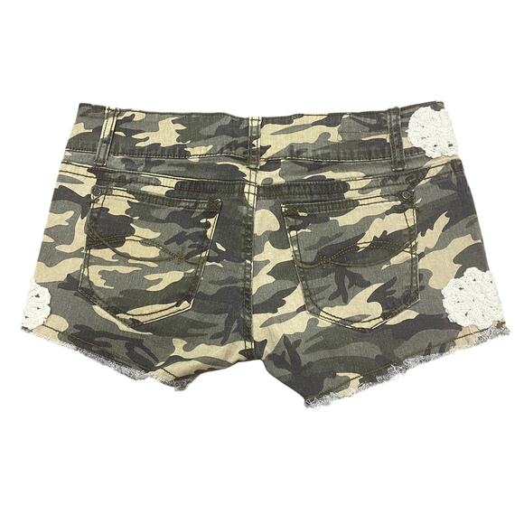 Hot Kiss Camo Low-Rise Y2K Shorts w/ Lace Trim – Size 11 - Picture 2 of 8